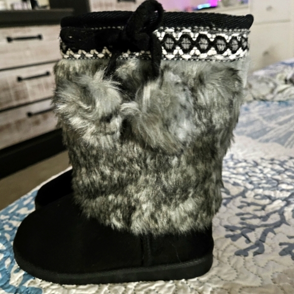 fabkids Other - Fav kids Girls Fuzzy boots 3